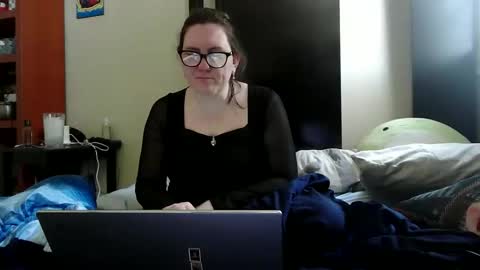 fuzzypeaches87 online show from May 4, 6:15 pm