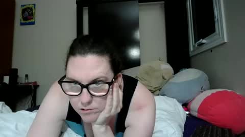 fuzzypeaches87 online show from May 13, 4:43 am
