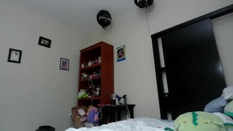 fuzzypeaches87 online show from May 15, 1:12 am