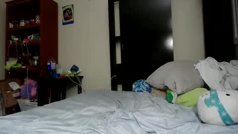 fuzzypeaches87 online show from May 16, 2:19 am