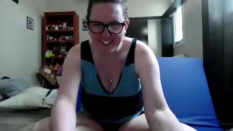 fuzzypeaches87 online show from May 17, 7:43 pm