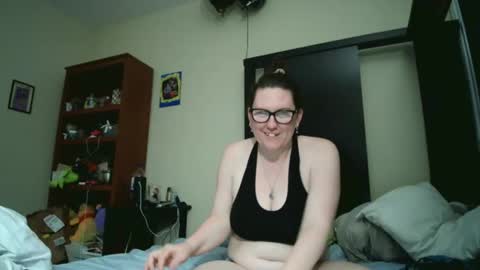fuzzypeaches87 online show from May 19, 2:18 am