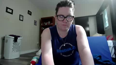 fuzzypeaches87 online show from May 23, 3:16 pm