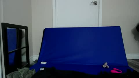 fuzzypeaches87 online show from May 25, 5:46 am