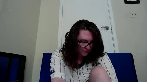 fuzzypeaches87 online show from June 2, 5:37 pm