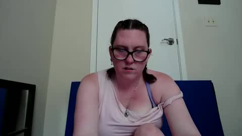 fuzzypeaches87 online show from June 4, 9:10 pm