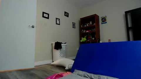 fuzzypeaches87 online show from June 6, 4:28 am