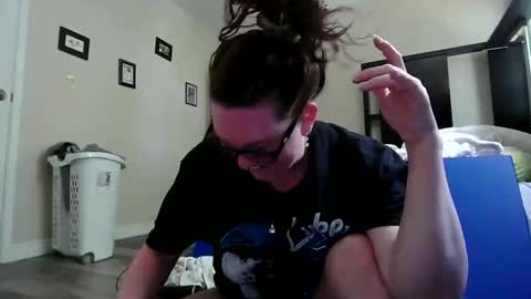 fuzzypeaches87 online show from June 7, 7:17 pm