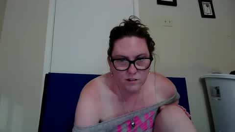fuzzypeaches87 online show from June 11, 2:53 am