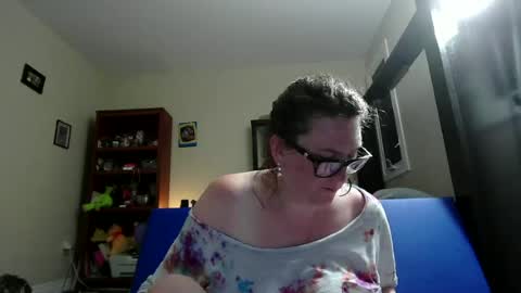 fuzzypeaches87 online show from June 12, 5:17 am