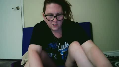 fuzzypeaches87 online show from June 15, 4:04 am