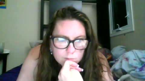 fuzzypeaches87 online show from June 16, 4:15 am