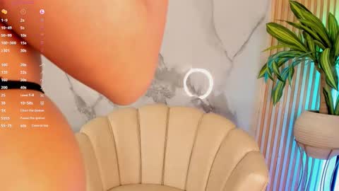   Independent model online show from November 21, 12:59 pm