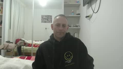 Snapshot of g10303 chatting on February 18, 11:33 pm g103031910303 online show from February 18, 11:33 pm