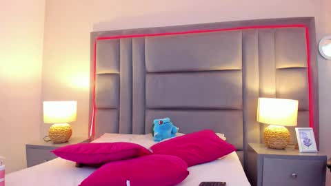 gabymoreau online show from November 6, 8:21 pm