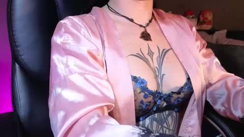 Snapshot of gaia_joness chatting on November 27, 1:51 am gaia_joness online show from November 27, 1:51 am