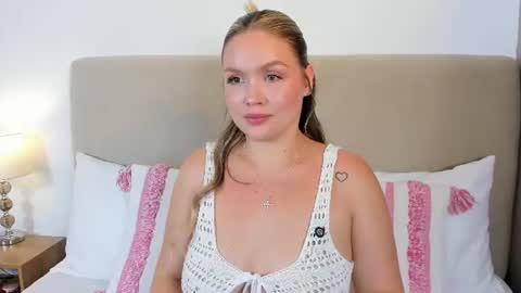 Snapshot of gaiabaker chatting on June 23, 11:47 pm Gaia Baker online show from June 23, 11:47 pm