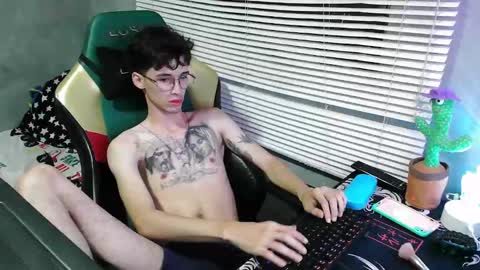 Snapshot of gendo_05 chatting on October 2, 12:17 am GENDO online show from October 2, 12:17 am