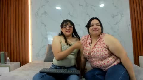 Snapshot of genesis_y_moon chatting on May 31, 2:35 pm genesis_y_moon online show from May 31, 2:35 pm