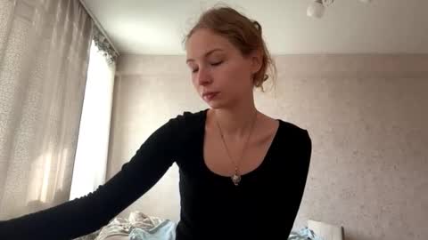 Snapshot of geneviveseay chatting on September 27, 8:52 am Emmi online show from September 27, 8:52 am