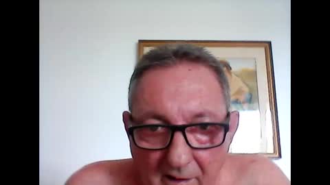 Snapshot of georg1412 chatting on May 26, 1:18 pm georg1412 online show from May 26, 1:18 pm