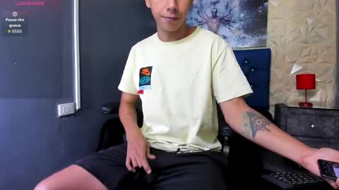 Snapshot of george_bigcock24cm chatting on April 1, 1:23 pm george_bigcock24cm online show from April 1, 1:23 pm