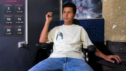 Snapshot of george_bigcock24cm chatting on April 8, 11:43 am george_bigcock24cm online show from April 8, 11:43 am