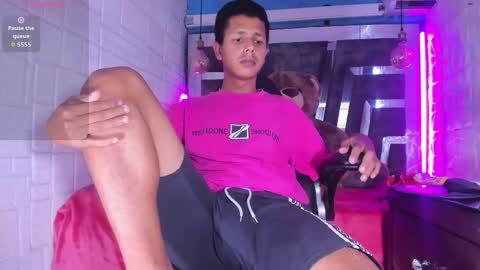 Snapshot of george_bigcock24cm chatting on April 10, 2:33 pm george_bigcock24cm online show from April 10, 2:33 pm