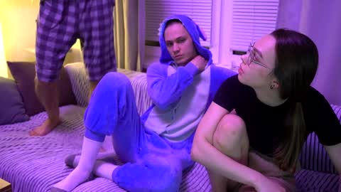 Jean and Isa couple Van online show from January 4, 1:31 pm