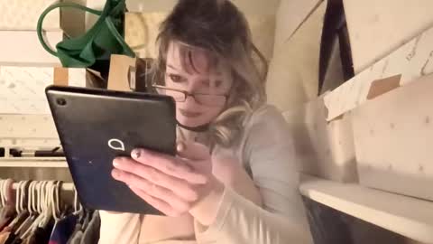 Snapshot of gertrudelemon chatting on February 27, 6:46 am gertrudelemon online show from February 27, 6:46 am