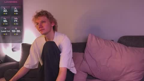 Snapshot of gethigh_ chatting on September 11, 7:25 pm Liz and Mark online show from September 11, 7:25 pm