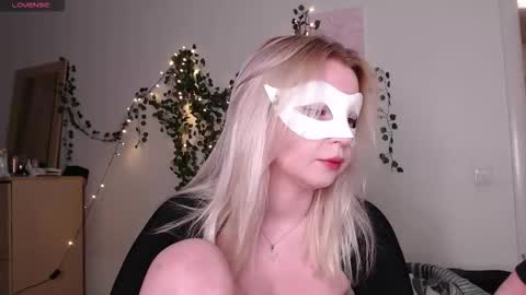 Snapshot of ggreenlightsss chatting on March 25, 7:53 pm kristina and jesse online show from March 25, 7:53 pm