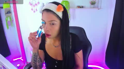 giaaaa   online show from December 13, 11:10 pm