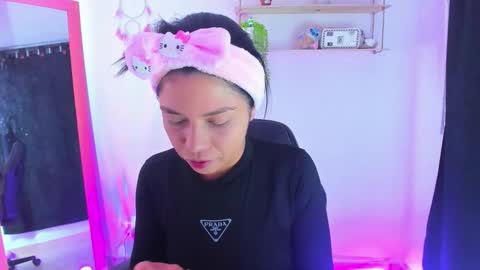 giaaaa   online show from February 2, 11:47 pm