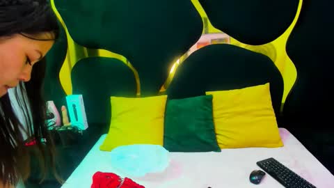 GiannaJohnson online show from December 4, 2:43 am