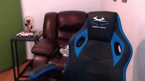 Snapshot of gianni_lion chatting on December 1, 7:03 pm Gianni online show from December 1, 7:03 pm