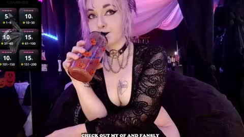 Snapshot of gigglemethis22 chatting on September 25, 5:49 pm Giggles online show from September 25, 5:49 pm