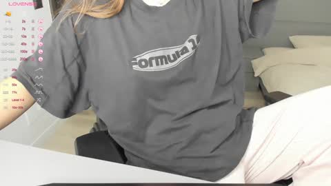 gigihadd online show from December 30, 8:58 pm