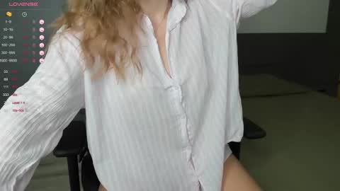 gigihadd online show from March 8, 6:58 pm