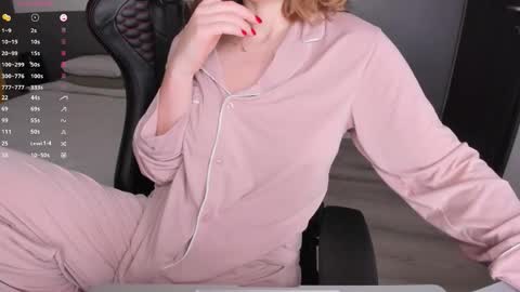 gigihadd online show from February 13, 12:12 pm