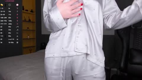 gigihadd online show from February 19, 3:41 pm