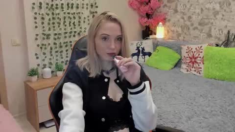 Snapshot of gina_lovelyy chatting on May 8, 1:00 am Gina online show from May 8, 1:00 am