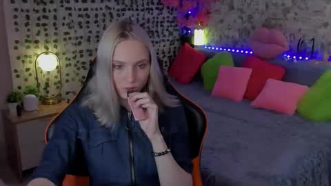 Snapshot of gina_lovelyy chatting on May 10, 1:11 am Gina online show from May 10, 1:11 am