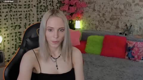 Snapshot of gina_lovelyy chatting on May 22, 1:35 am Gina online show from May 22, 1:35 am