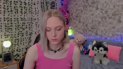 Snapshot of gina_lovelyy chatting on June 9, 12:55 am Gina online show from June 9, 12:55 am