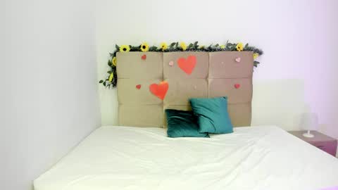 Snapshot of ginelawest chatting on March 5, 2:25 am Gine online show from March 5, 2:25 am