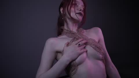 Snapshot of ginger_hugs chatting on June 29, 10:10 pm im expecting 350 thumbs up on my altar online show from June 29, 10:10 pm