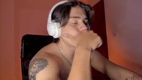 Snapshot of gio_russo chatting on December 17, 12:49 am GioRusso online show from December 17, 12:49 am