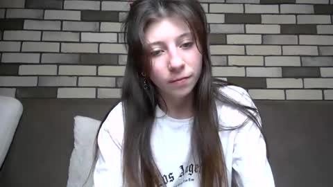 Snapshot of girl_cute007 chatting on May 13, 6:05 pm girl_cute007 online show from May 13, 6:05 pm