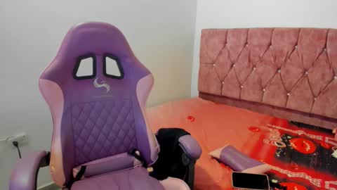 girl_princess18 online show from April 28, 9:20 pm
